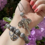 Armband som stödjer elefanter